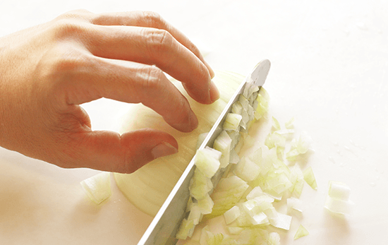 玉葱をみじん切りにし、炒めておく。