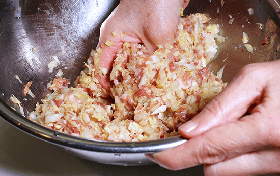 玉葱はみじん切りし、ひき肉、パン粉、牛乳、卵と合わせ、塩こしょうしよく練る。