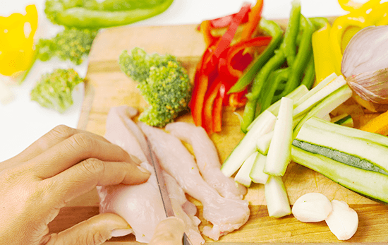 野菜と鶏肉は一口大に切る。