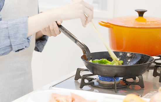 鍋に油を熱し、肉と野菜を炒める。