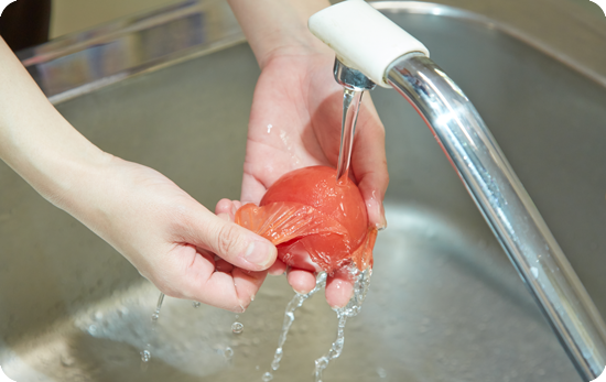 凍ったまのトマトを流水にかけながら軽く指でめくるだけで気になる皮もつるんと剥けます。