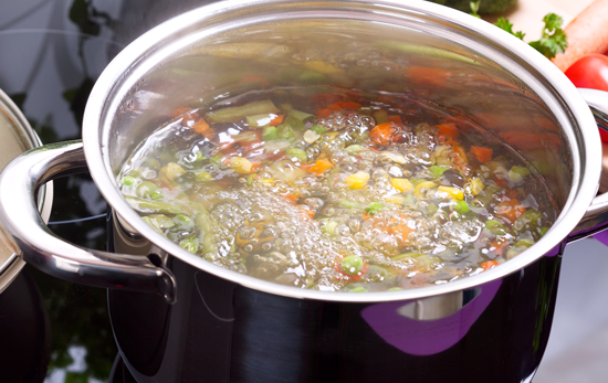 鍋に水と野菜を入れ、具がやわらかくなるまで煮る
