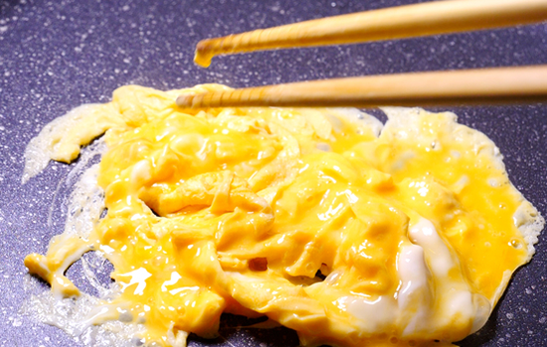 フライパンにバターを熱し、①の卵を流し入れ、菜箸でかきまぜてスクランブル状にする